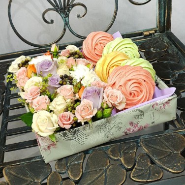 Композиция в квадратной коробке с безе