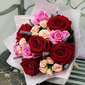 Букет из красных и розовых роз, кустовых роз с лавандой