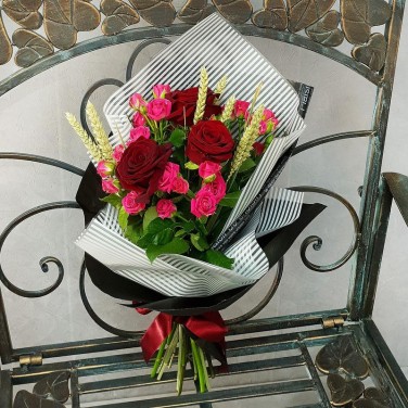 Букет из красных роз, кустовых роз и пшеницы