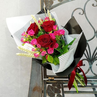 Букет из красных роз, кустовых роз и пшеницы