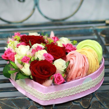 Композиция из роз, кустовых роз и безе