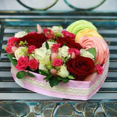 Композиция из роз, кустовых роз и безе