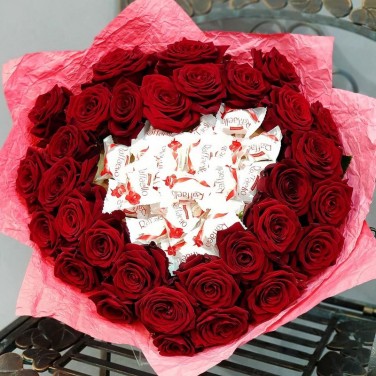 Страстный букет из роз и конфет Рафаэлло