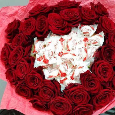 Страстный букет из роз и конфет Рафаэлло