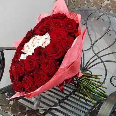 Страстный букет из роз и конфет Рафаэлло