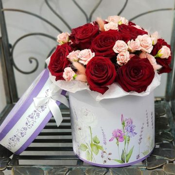 Букет из красных и розовых роз в шляпной коробке