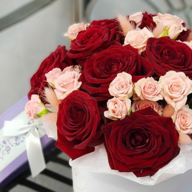 Букет из красных и розовых роз в шляпной коробке
