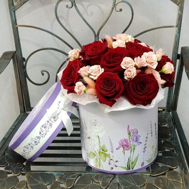Букет из красных и розовых роз в шляпной коробке