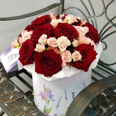 Букет из красных и розовых роз в шляпной коробке