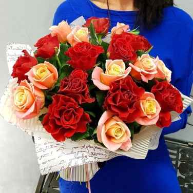 Букет из алых и коралловых роз в дизайнерской упаковке