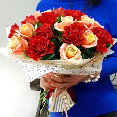 Букет из алых и коралловых роз в дизайнерской упаковке