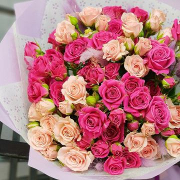 Букет из розовой и малиновой кустовой розы с лагурусом