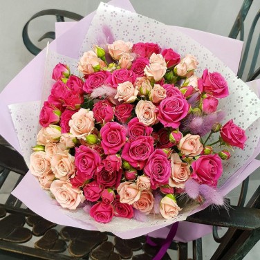 Букет из розовой и малиновой кустовой розы с лагурусом