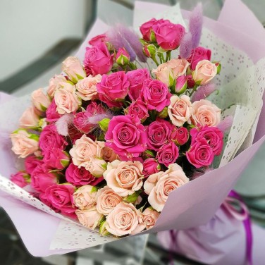 Букет из розовой и малиновой кустовой розы с лагурусом