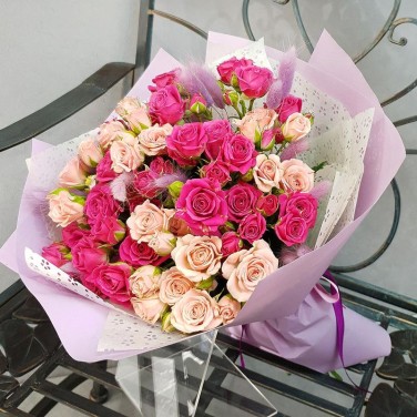 Букет из розовой и малиновой кустовой розы с лагурусом