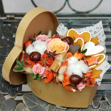 Композиция из хлопка, роз, корицы и имбирных пряников