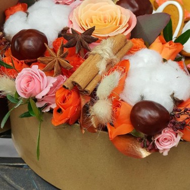 Композиция из хлопка, роз, корицы и имбирных пряников