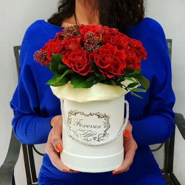 Авторская композиция из красных роз в шляпной коробке