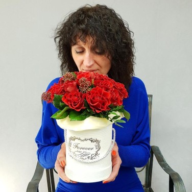 Авторская композиция из красных роз в шляпной коробке