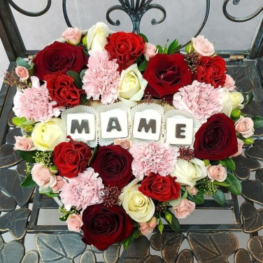 Композиция из роз с шоколадными буквами - Маме