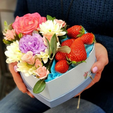 Композиция в сердце с клубникой