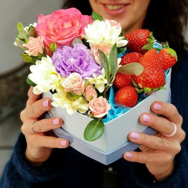 Композиция в сердце с клубникой