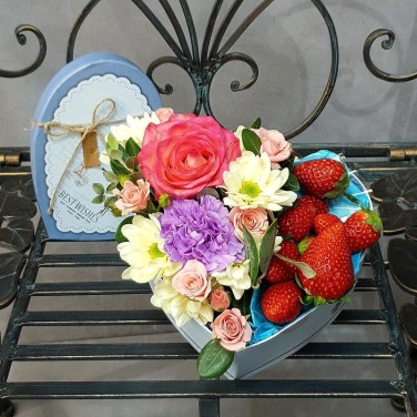 Композиция в сердце с клубникой