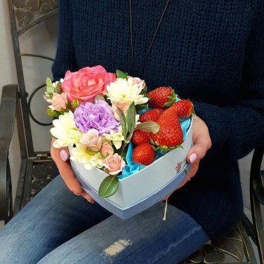 Композиция в сердце с клубникой