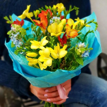 Весенний букет из фрезии и оксипеталума