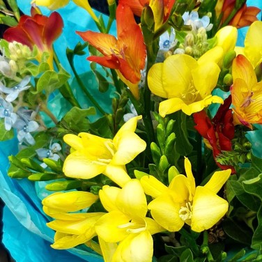 Весенний букет из фрезии и оксипеталума