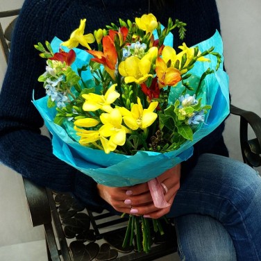 Весенний букет из фрезии и оксипеталума