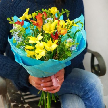 Весенний букет из фрезии и оксипеталума