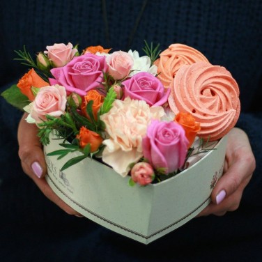 Коробочка в виде сердца с цветами и безе