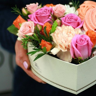 Коробочка в виде сердца с цветами и безе