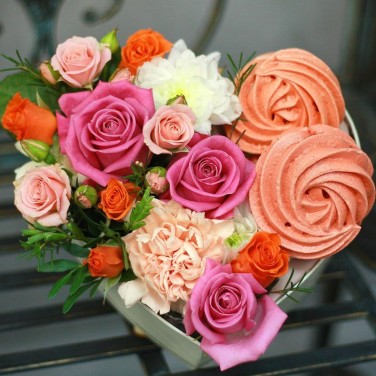 Коробочка в виде сердца с цветами и безе