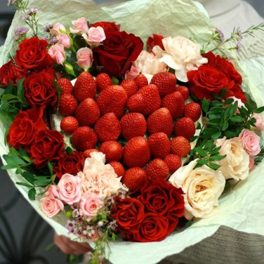 Стильный букет с клубничным сердцем