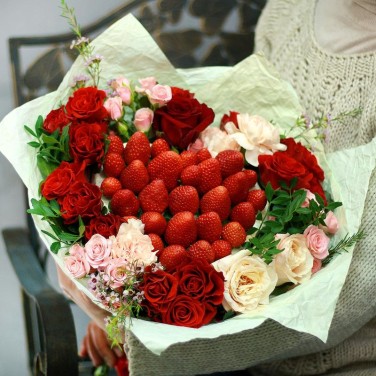 Стильный букет с клубничным сердцем