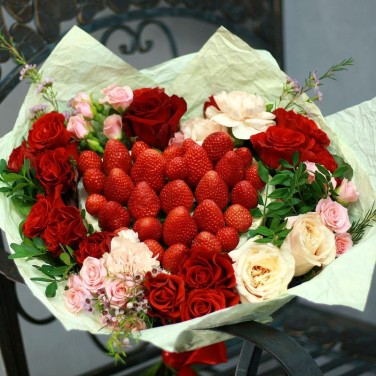 Стильный букет с клубничным сердцем