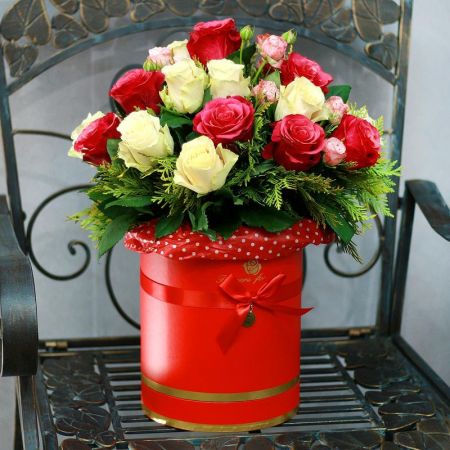 Яркая коробочка с розами и зеленью