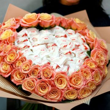 Большой букет из персиковых роз с конфетами Рафаэлло в сердце