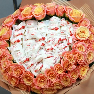 Большой букет из персиковых роз с конфетами Рафаэлло в сердце