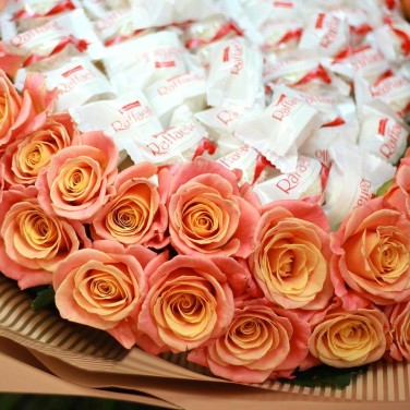 Большой букет из персиковых роз с конфетами Рафаэлло в сердце