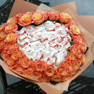 Большой букет из персиковых роз с конфетами Рафаэлло в сердце