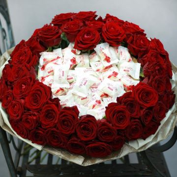 Большой букет с красными розами и сердце из конфет Рафаэлло