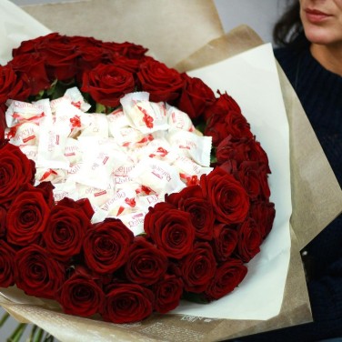 Большой букет с красными розами и сердце из конфет Рафаэлло