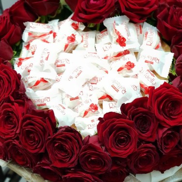 Большой букет с красными розами и сердце из конфет Рафаэлло