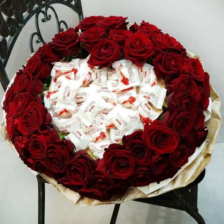 Большой букет с красными розами и сердце из конфет Рафаэлло
