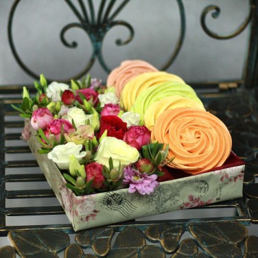 Композиция из роз, лизиантуса и безе