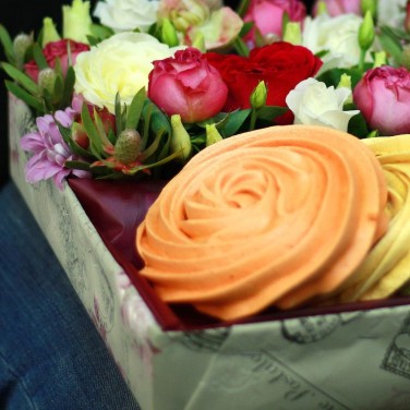 Композиция из роз, лизиантуса и безе