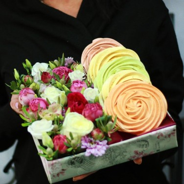 Композиция из роз, лизиантуса и безе